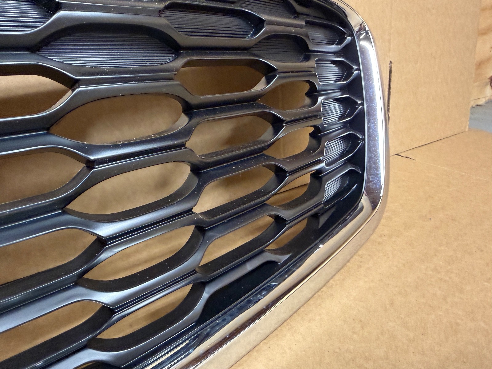 NEW OEM KIA SORENTO 2019-2020 FRONT GRILLE W/ EMBLEM W.O CAMERA BLACK/CHROME