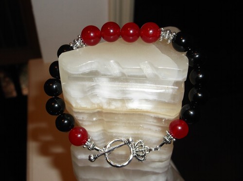 MEN'S HANDMADE 8 3/4" 8 MM BLACK & RED AGATE BEADED BRACELET - Picture 2 of 10