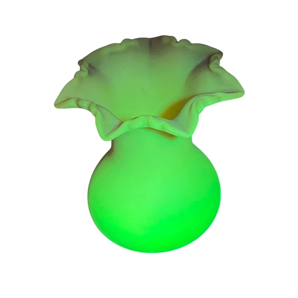 Jarrón de vidrio birmano Thomas Webb borde con volantes brillo UV década de 1880 Inglaterra Cottagecore Foto 2 de 4