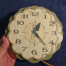 Mid Century Modern General Electric Model 2150 Flower Avacodo Green Wall Clock