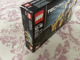 LEGO Technic: Backhoe Loader (8069) Pre-owned, 100% Complete, Excellent Cond.
