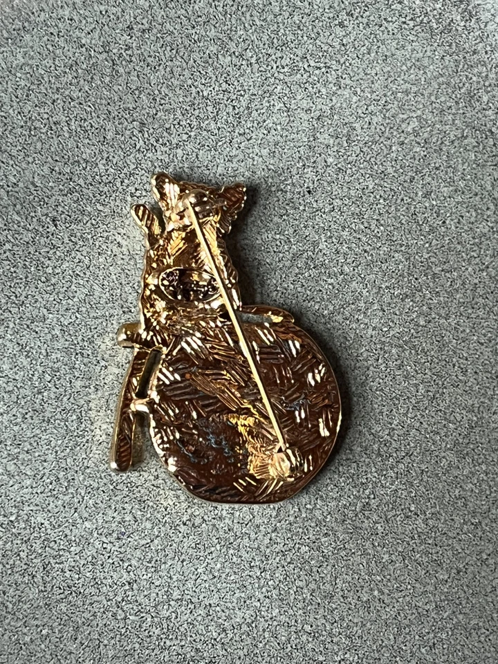 Gatito dorado firmado Estate Danecraft gato en taburete junto a arco de pescado esmaltado azul Foto 4 de 4