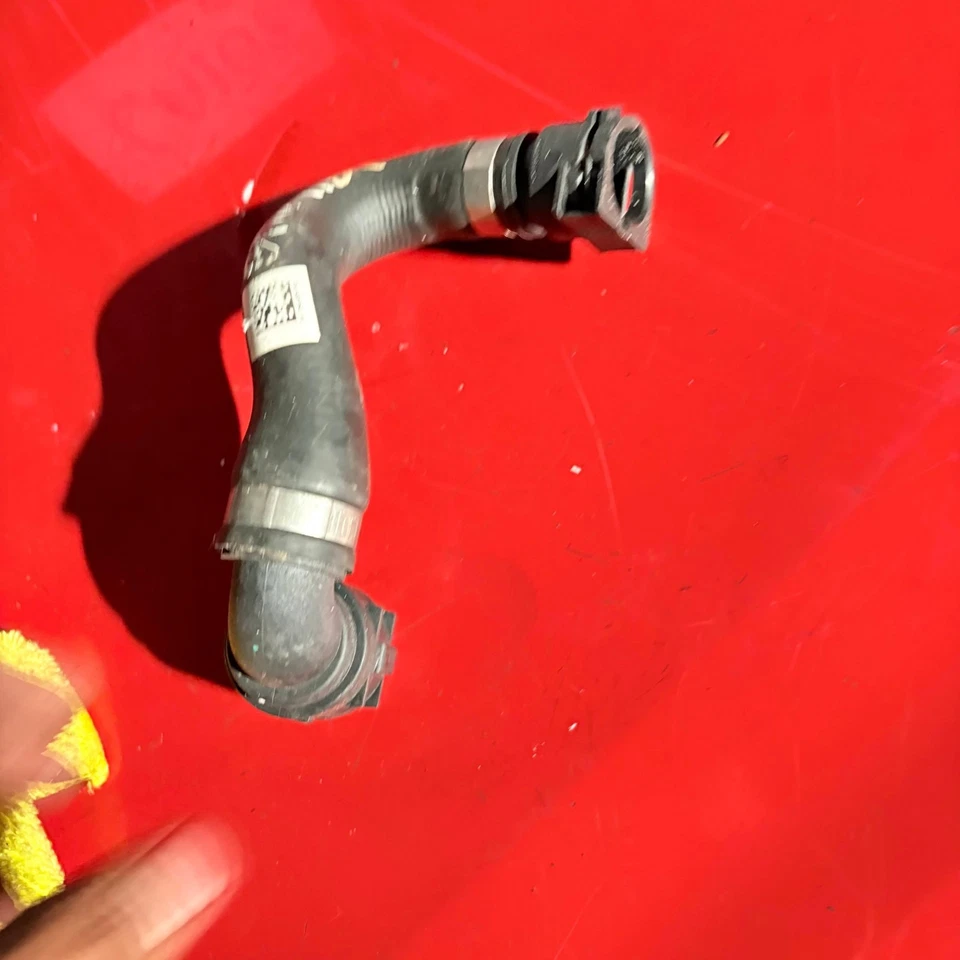 Manguera de tubo de suministro de refrigerante del motor BMW 118i 2019 Foto 4 de 4