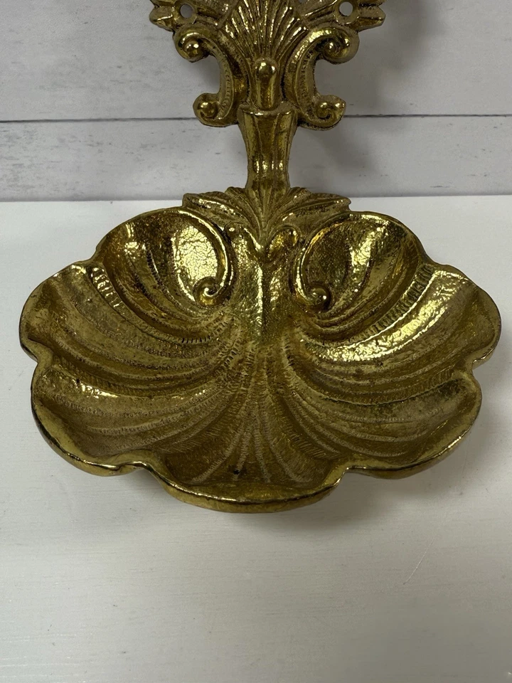 Jabonera vintage de latón con forma de carcasa montada en la pared  Foto 4 de 4