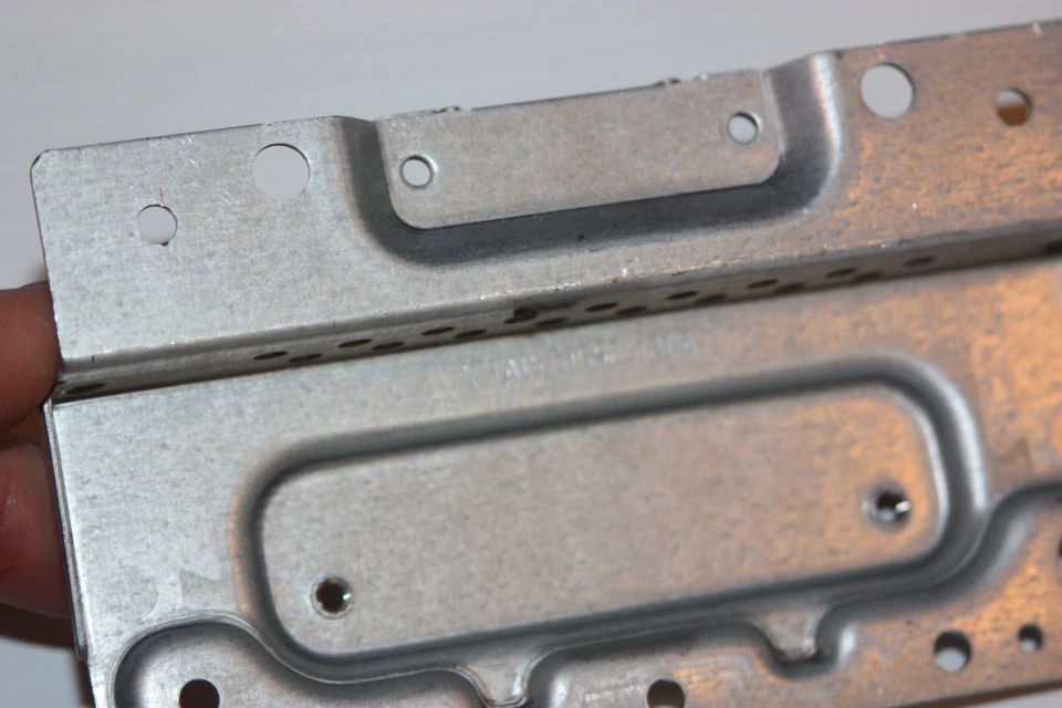 Soporte de montaje interior de metal 1TTA15T0650--Televisión LCD Insignia 26" NS-L26Q-10A Foto 3 de 4