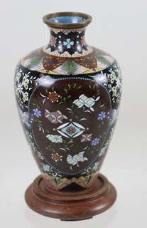 Asiatika Cloisonne Vase in Braun mit Schmetterlingen auf Holzuntersetzer