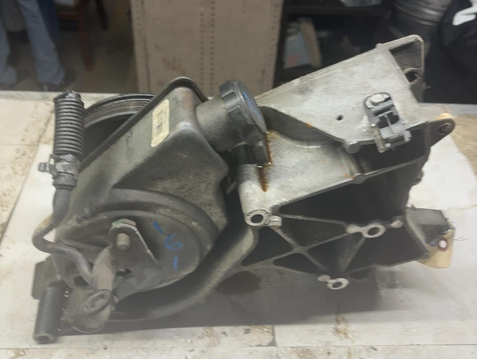 07-13 SILVERADO SIERRA 1500 Power Steering Pump Motor Bracket Reservoir Assembly - Imagem 4 de 4