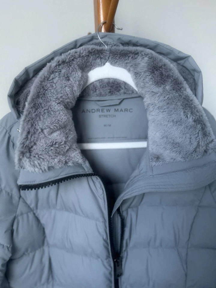 JAQUETA FEMININA ANDREW MARC ACOLCHOADA COM CAPUZ ACOLCHOADA (LT CINZA TAMANHO M) - Imagem 4 de 4