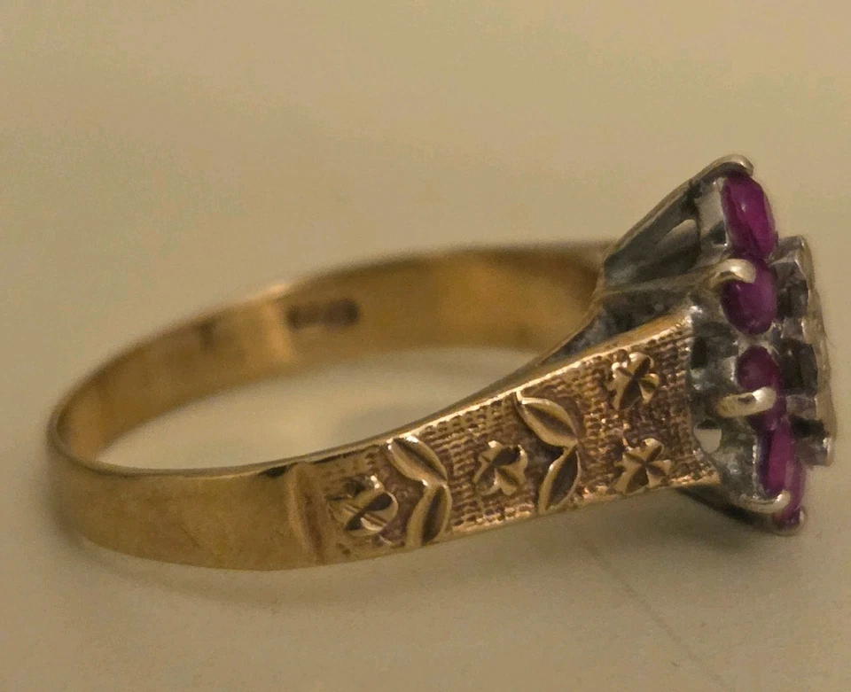 Anillo de oro de 9 quilates con rubí y diamantes de oro amarillo con sello talla M 1/2 Foto 3 de 4