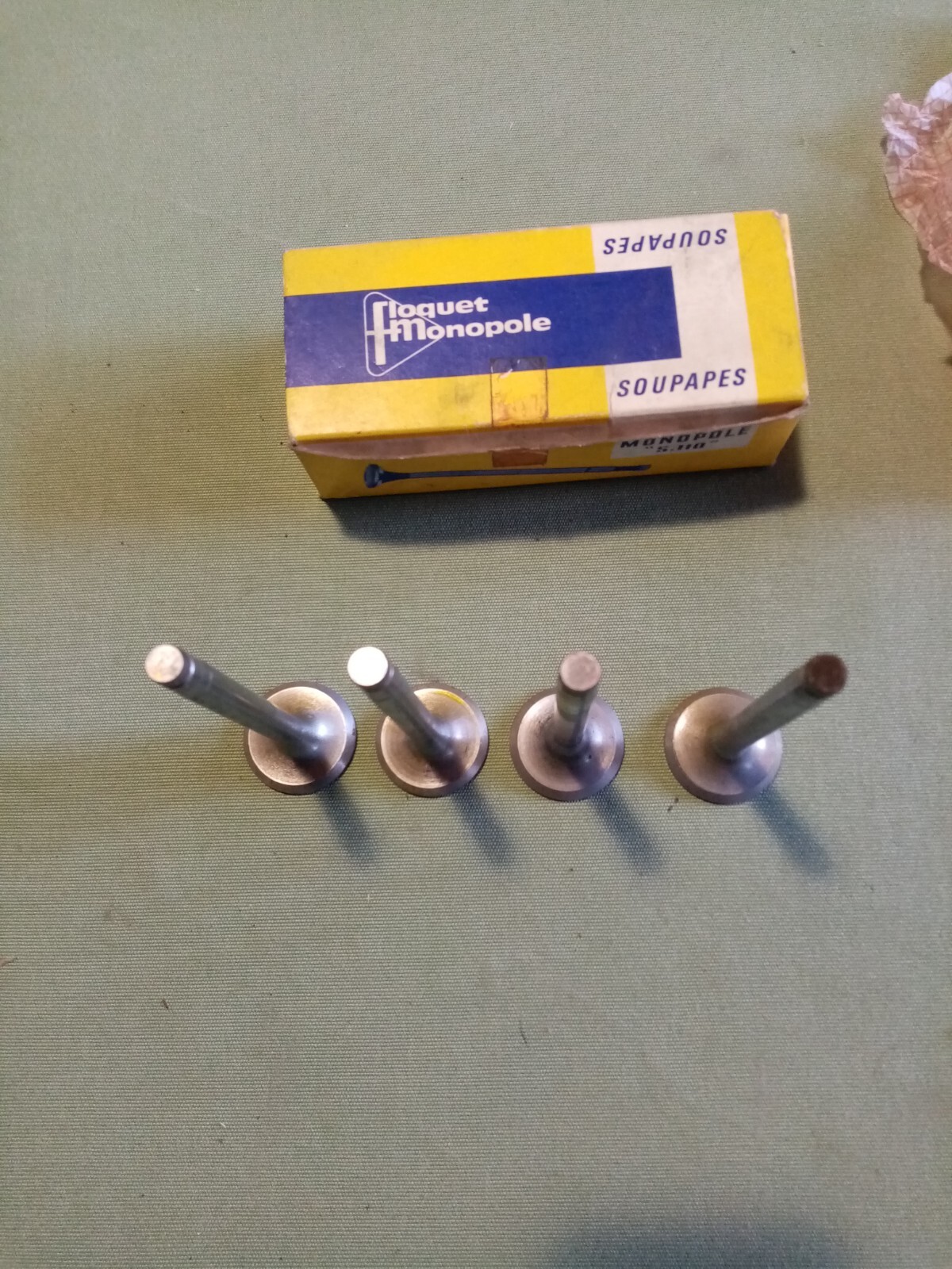 Soupapes d'échappement pour réparer la perte de compression moteur sur Peugeot 404 de 1963