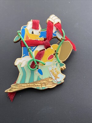 WDW - Donald Wrapped Up - Artist Choice #4 - Spectacle of Pins 2004