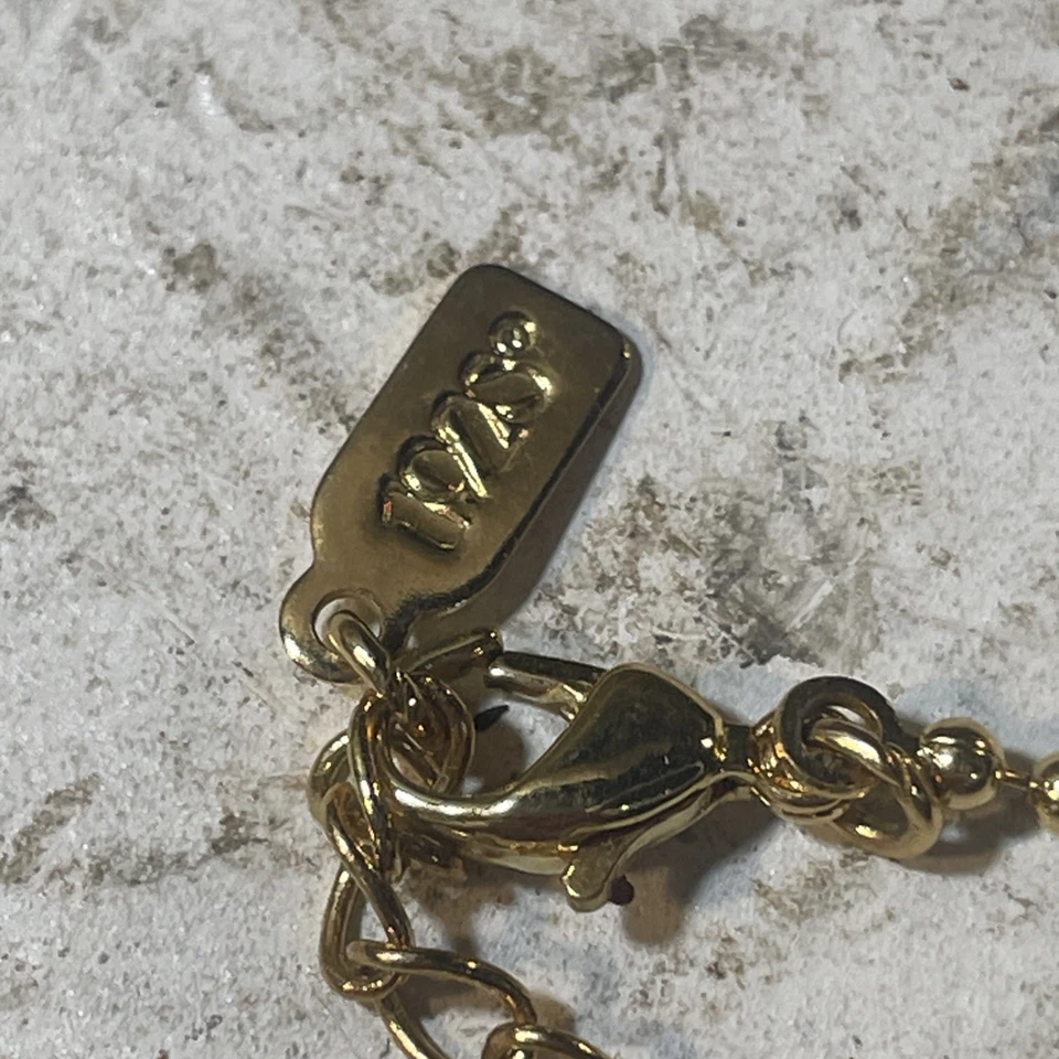 Collar con colgante de corazón de circonita cúbica de 1928 en tono dorado  Foto 3 de 4