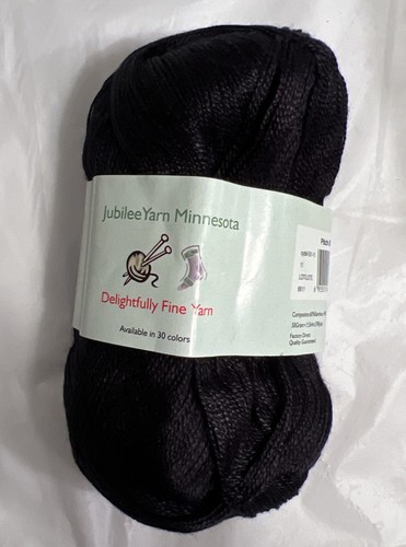 Jubilee Yarn Minnesota filato deliziosamente fine 3 passi nero/3 matassine bianco neve - Foto 4 di 5