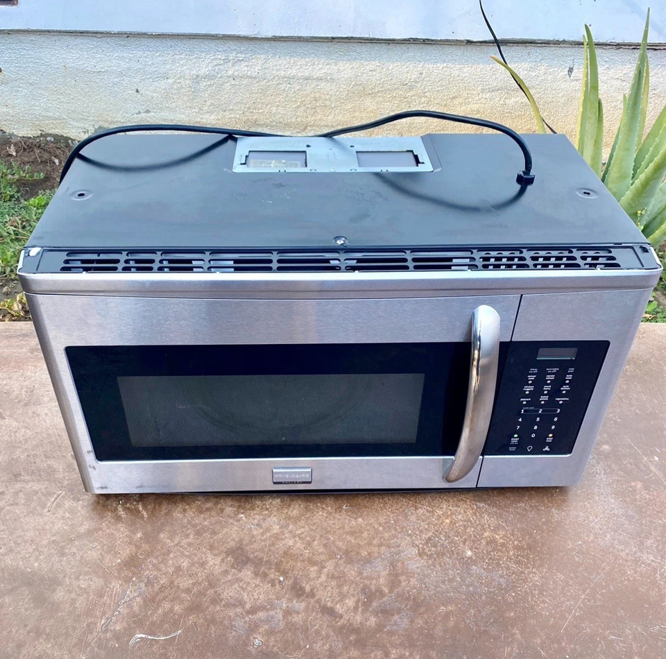 Galería Frigidaire 1,7-cu. Horno microondas de gama FGMV174KFC Foto 2 de 4