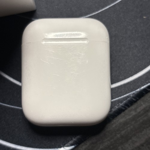 Apple AirPods 2ème génération FONCTIONNE PARFAITEMENT (sale + rayé) OCCASION - Photo 4 sur 17