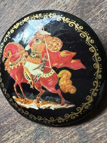 Broche lacado de colección ARTE POPULAR ruso pintado a mano retrato guerrero a caballo - Imagen 4 de 5