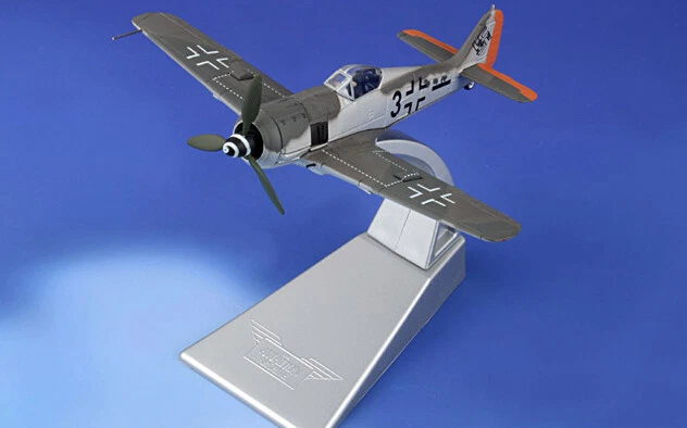 Corgi Focke-Wulf Fw 190F-8 Black 3 Feldwebel 1/72 diecast plane model aircraft - Image 3 of 4