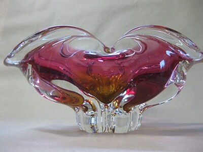 70er Jahre Josef Hospodka / Chribska Kunstglas Dreispitz Schale ~ Cranberry / Braunglas