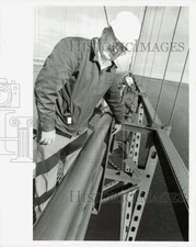 1989 Press Photo A workman inspects railings of the Mackinac Bridge - lra90191