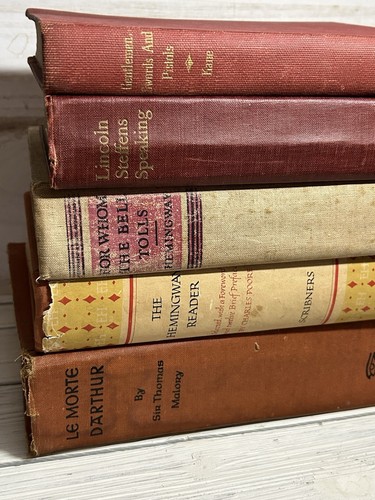 5 Vintage Old Worn book lot Red Gold Maroon Decor Shelf Prop Staging Hemmingway - Foto 20 di 20