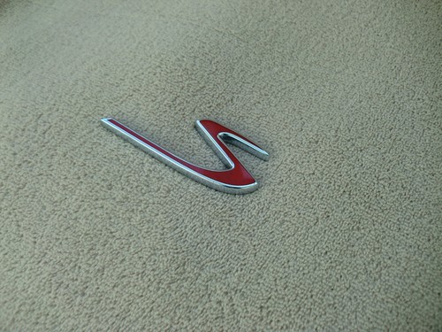 Aston Martin S badge Genuine Aston Martin metal chrome badge with red centre 'S' - Picture 6 of 7