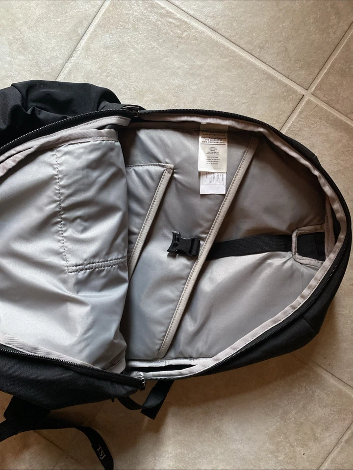 Patagonia 品牌黑色 Refugio 28 升日装电脑包背包远足 — 第 2/3 张图片