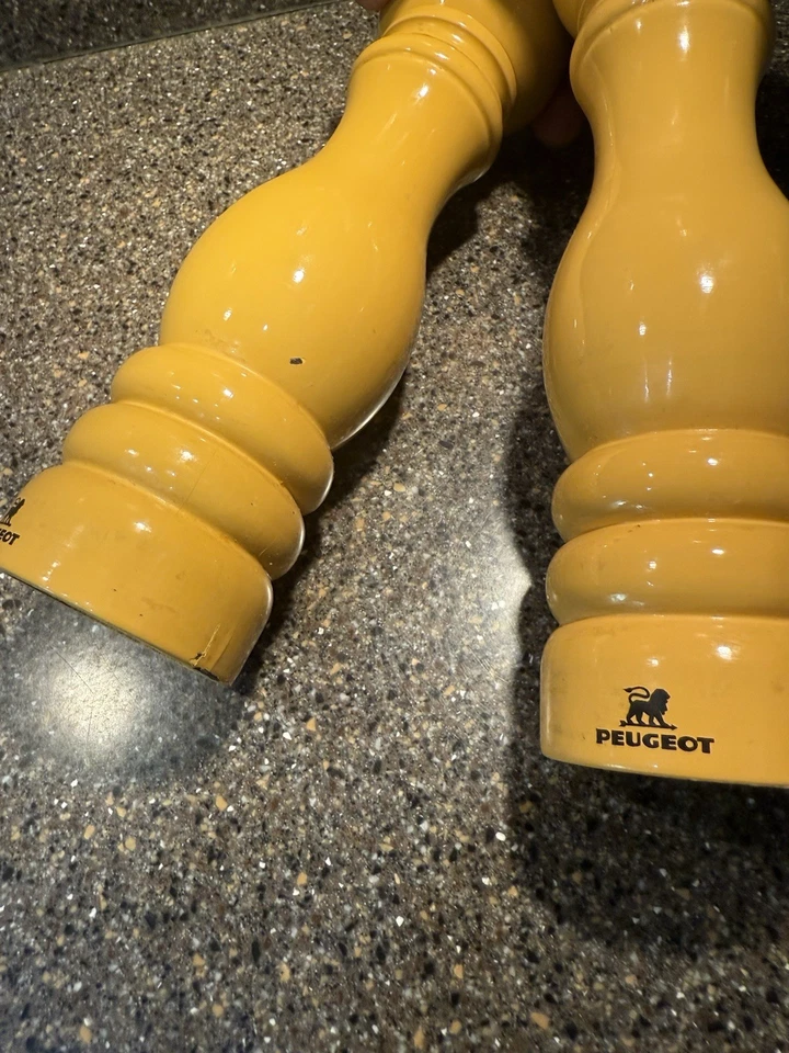 Juego Molinillos Sal y Pimienta Lacados Amarillos Peugeot Francia 9" Oro Mostaza Foto 3 de 4