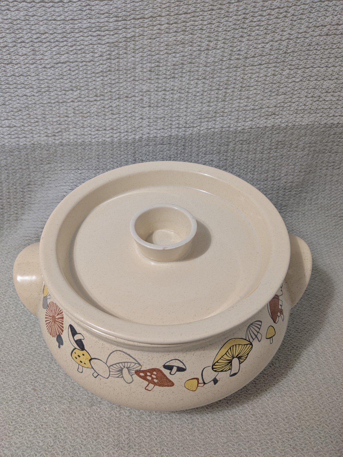 Franciscan Woodlore Mushroom Covered Casserole Dish -2 QT -MCM - GMB - Imperfect