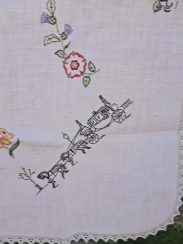 EMBROIDERED TABLECLOTH 85CM X 85CM APPROX IN GOOD ORDER - Picture 7 of 8