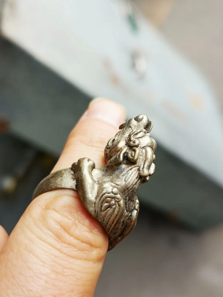 Antiguo anillo chino tibetano de plata hecho a mano con cabeza de tigre anillo para hombre Foto 3 de 4