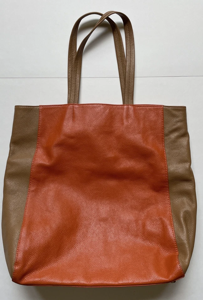 "Bolso de mano Christopher Kon de cuero granulado naranja y tostado 17"" x 16""" Foto 2 de 4