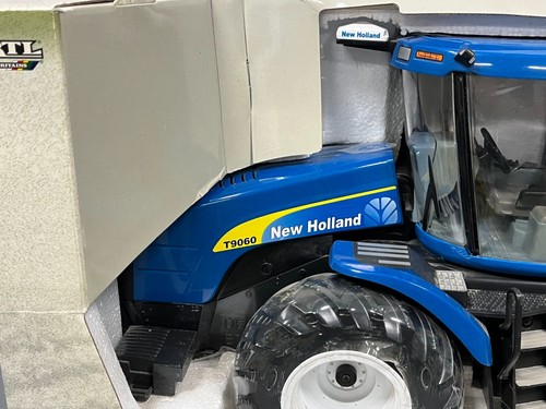 New Holland T9060 4WD Tractor DEALER EDITION 1:16 NIB Ertl Fat Singles - Picture 4 of 9