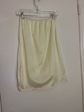 Ladies UNBRANDED Lt Yellow Half Slip One Side Split Size Medium