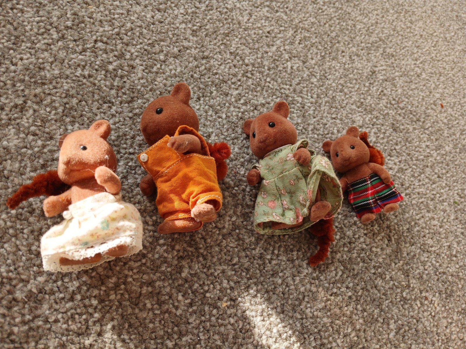 Ardillas de madera de roble Sylvanian Families. Con ropa original.
