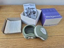 WEDGWOOD SAGE GREEN JASPERWARE LIDDED KIDNEY SHAPED TRINKET BOX IN ORIGINAL BOX