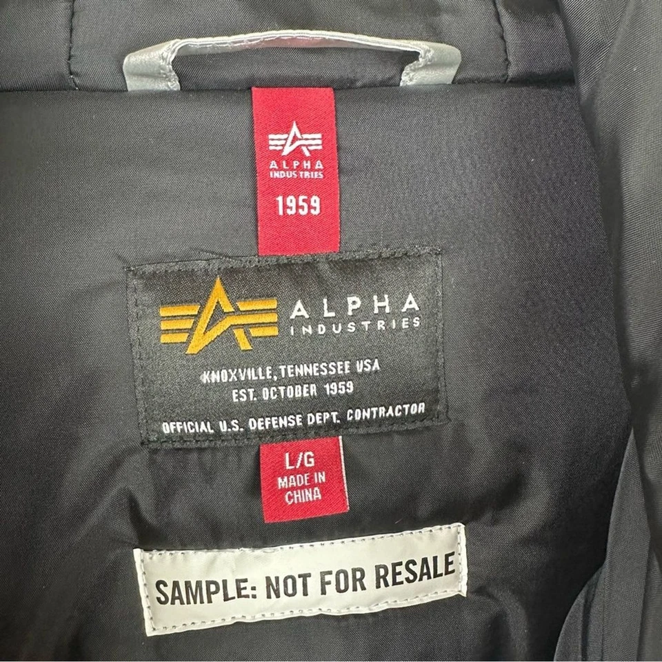 NWOT ALPHA INDUSTRIES NASA APOLLO PUFFER PARKA Limited Edition Silver Sz L - Image 3 of 4