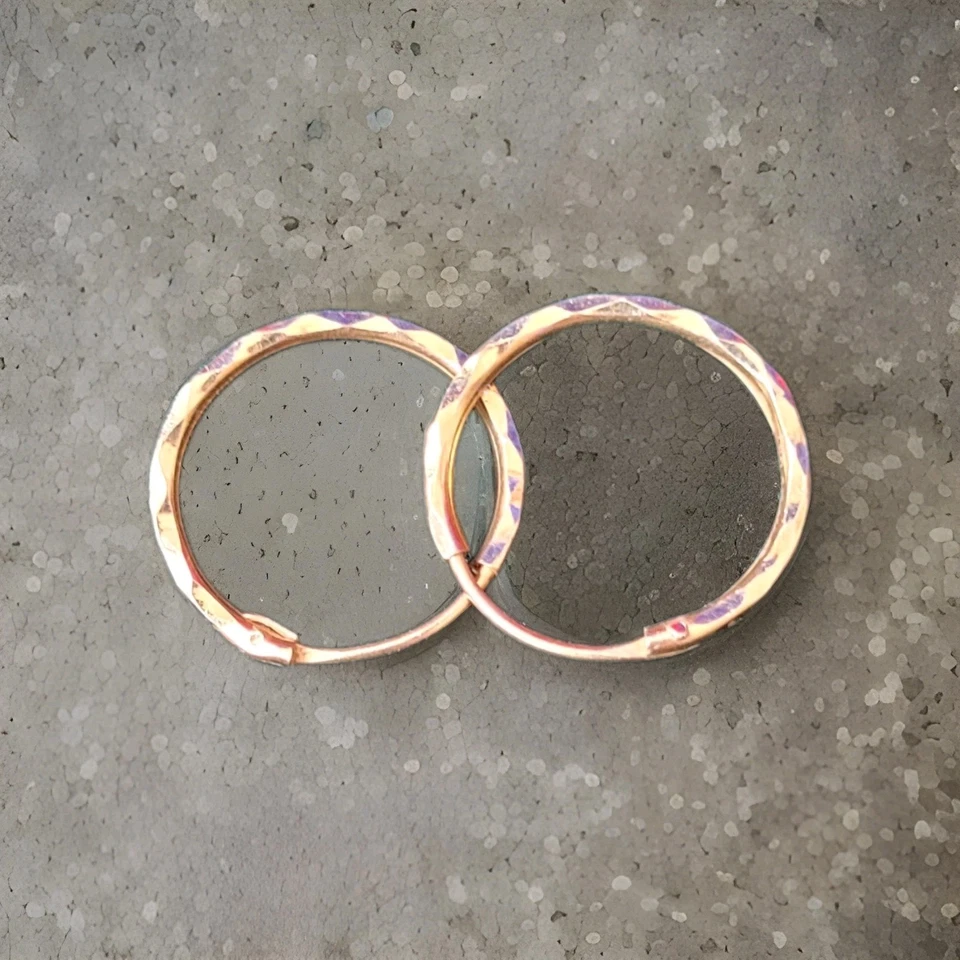 Elegantes aretes tipo argolla minimalistas de oro amarillo de 22k con corte de diamante Foto 4 de 4