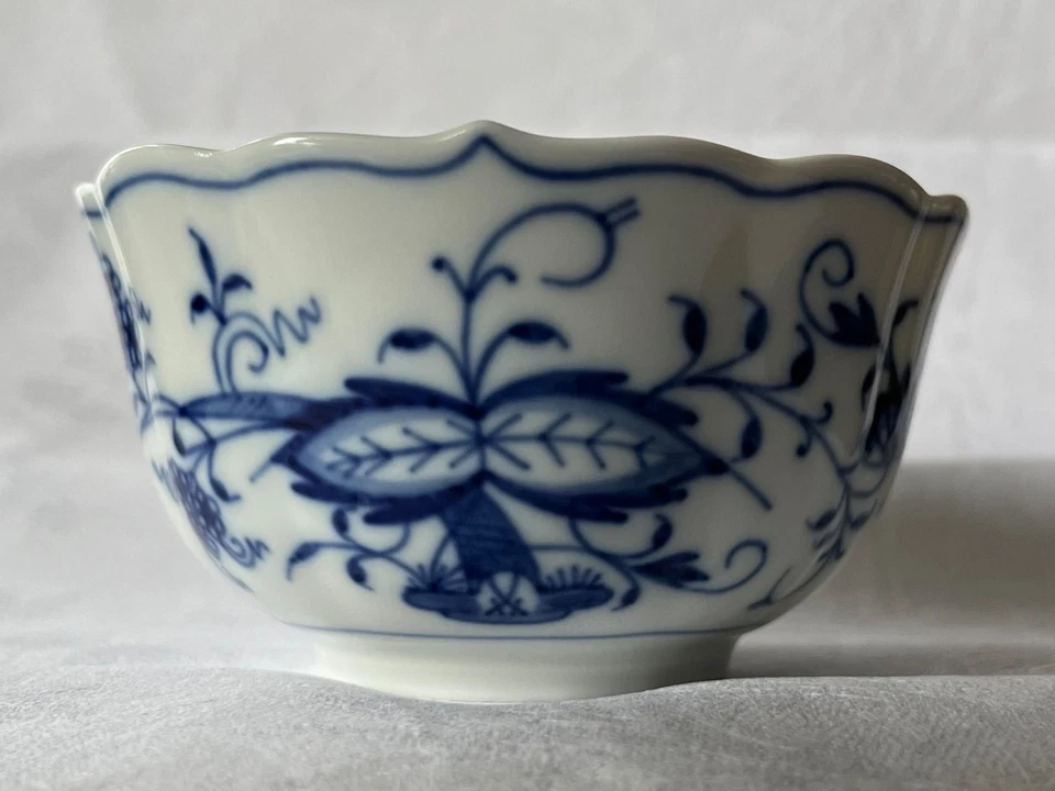 MEISSEN Teetasse  Zwiebelmuster  Neuer Ausschnitt  1. Wahl  Form 00623 - Bild 1 von 4