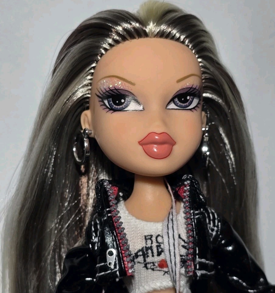 Bratz Rock Angelz CLOE Rockin Band Fashion Doll Angel 20 Years Yearz Guitar