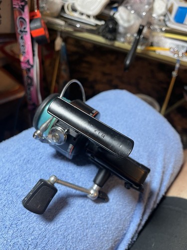 Carrete giratorio Mitchell 300A de pesca vintage hecho en Francia funciona bien - Imagen 5 de 6