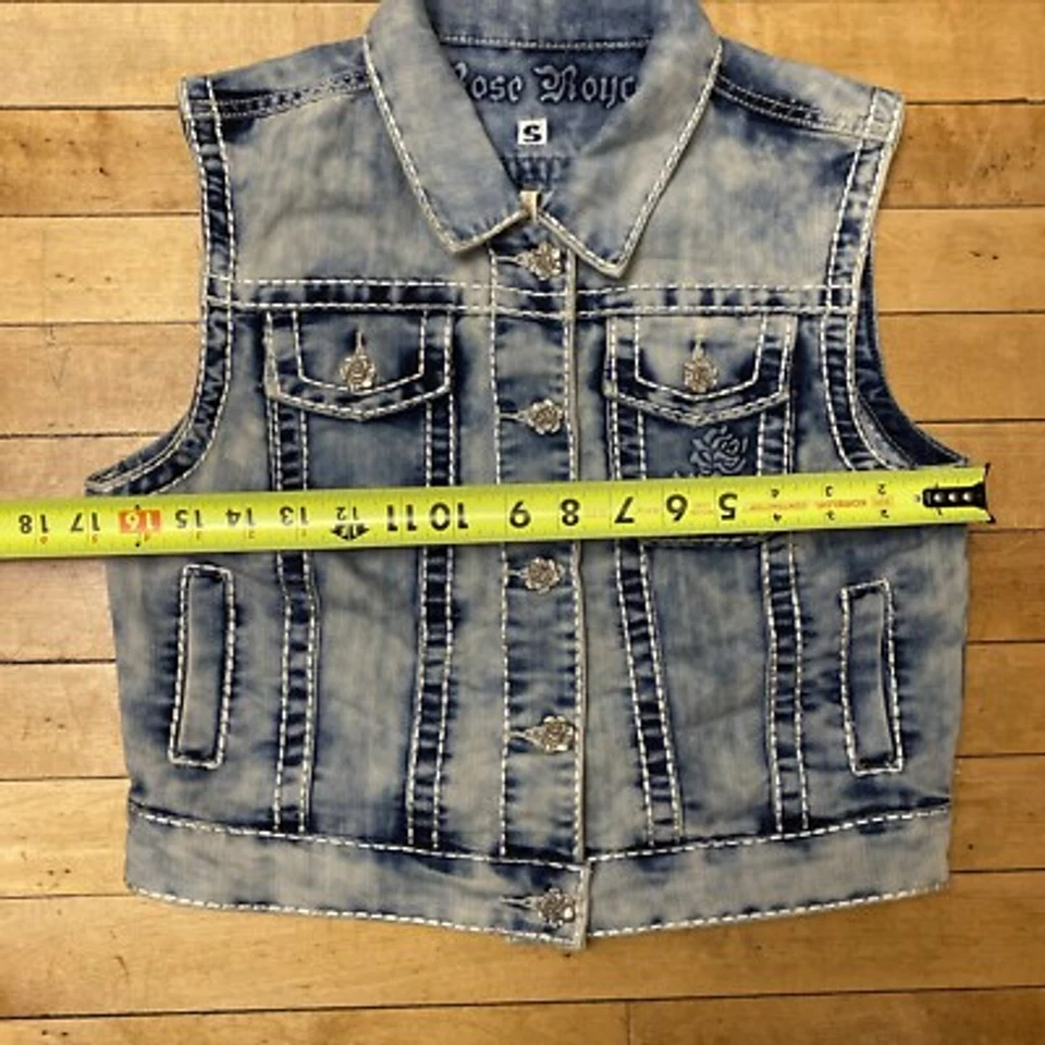 Chaleco sin mangas de mezclilla pequeño Rose Royce para mujer punto grueso lavado ácido Jackie Foto 2 de 4