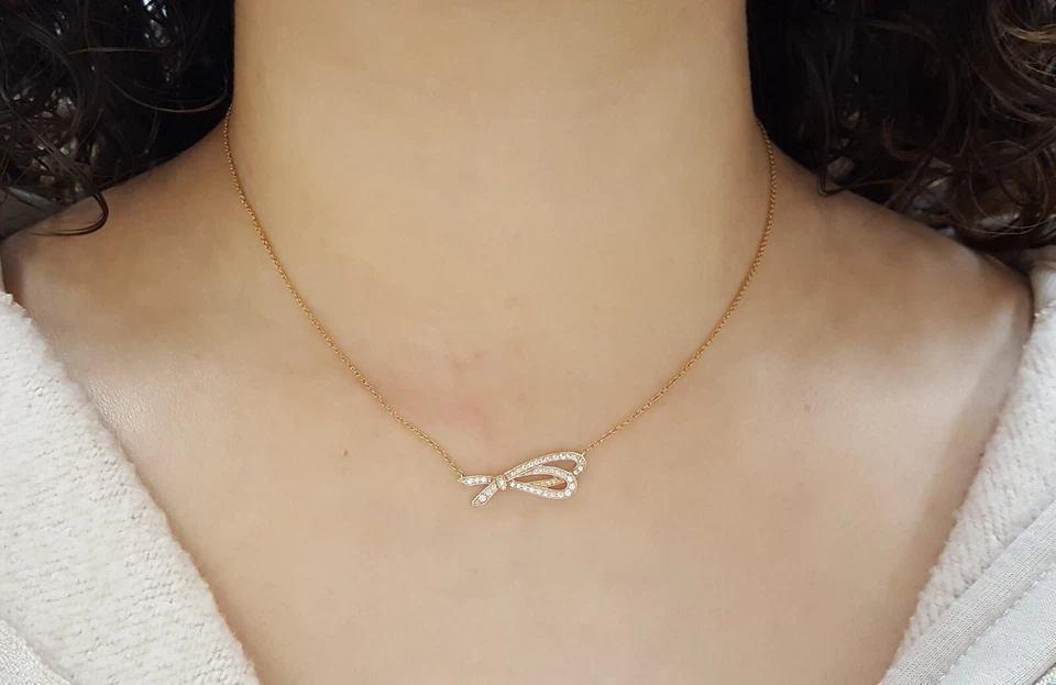 Collar colgante de diamantes con cinta de arco de 0,39 quilates de oro rosa de 18 quilates de 16" de Tiffany & Co Foto 2 de 4