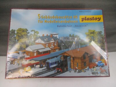 Plastoy Spur H0 Bausätze Bahnhofsset Neukirch ungebaut und eingeschweißt in OVP