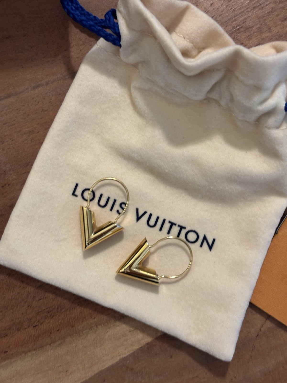 Louis Vuitton Essential V Hoop M61088 Earrings Gold Metal With Pouch & Box thumbnail 8