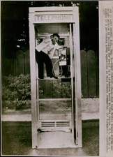 LD212 1977 Wire Photo SHORT CIRCUIT Little Person Using New York Telephone Booth