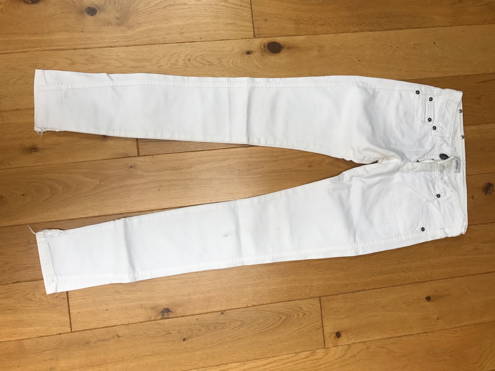 Pinko designer white jeans Excellent condition size 8 (IT size 27) Pinko designer white jeans Excellent condition size 8 (IT size 27)