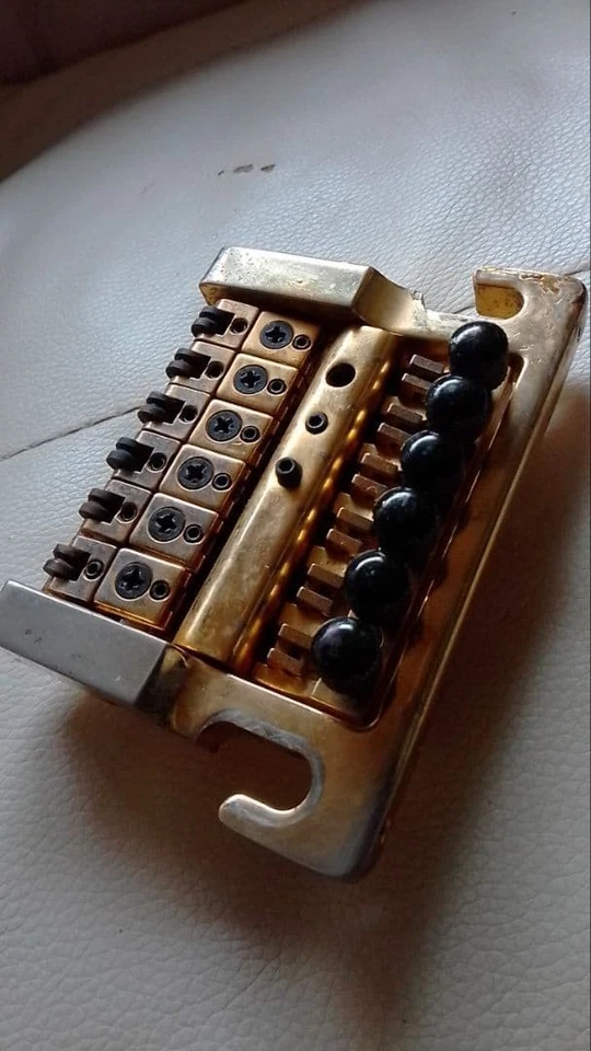 Puente trémolo tipo Kahler 2200 dorado sin logotipo con tuerca de bloqueo tachuelas barra de brazo Foto 3 de 4