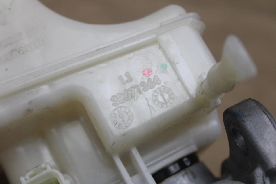 Cargador Dodge 2009-2023 cilindro maestro de freno con botella de depósito OEM Foto 3 de 4