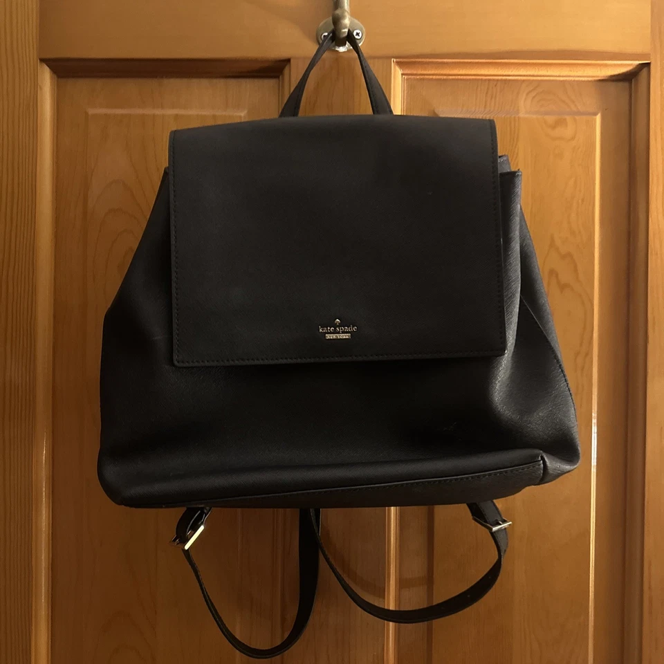 Mochila Kate Spade Neema, negra usada en excelente estado Foto 2 de 4
