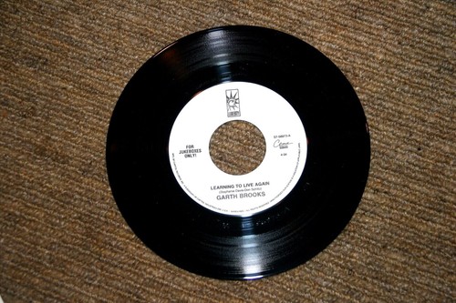 VINYL NEW 45 RECORD GARTH BROOKS LEARNING TO LIVE AGAIN & WALKING AFTER MIDNITE - Picture 2 of 3